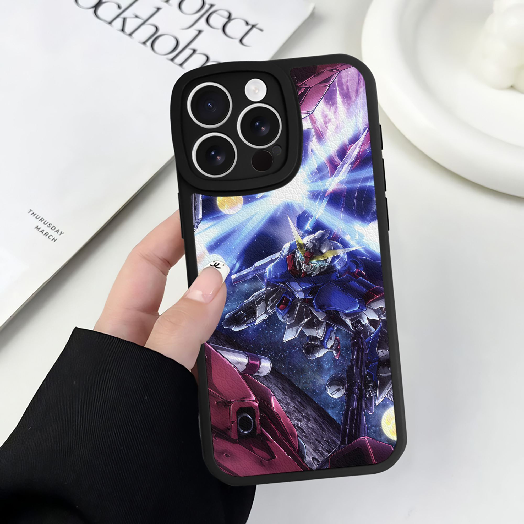（画像用） 機動戦士ガンダム Mobile Suit Gundam 【iPhone 16シリーズ対応】シリコンスマホケース（レザー調） 材質：シリコン